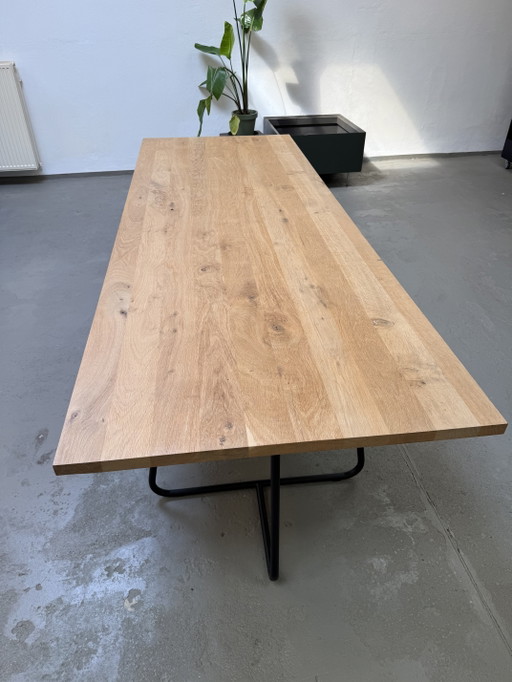 Atemberaubender Esstisch mit massiver Eichenplatte – eettafels, Wood, Metal (photo 2 of 5)