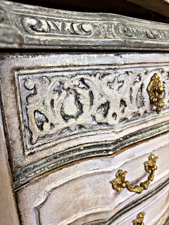Image 1 of Vitrina rococó Luis XV con pátina: una pieza única con encanto atemporal.