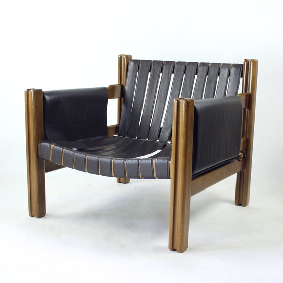 Image 1 of Bruine leren en walnoten lounge stoelen van TON, Tsjecho-Slowakije, set van 2