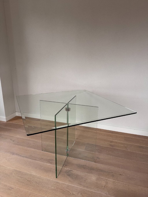 Table de salle à manger en verre, style « Leon Rosen », avec bord taillé à facettes.