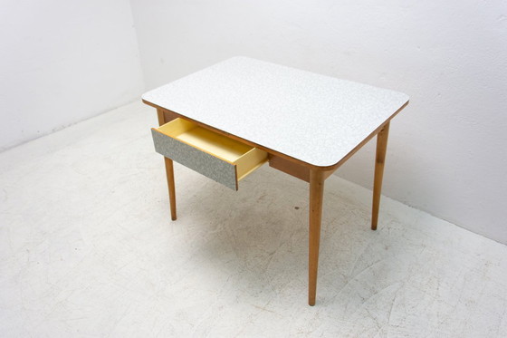 Image 1 of Table centrale en formica et bois du milieu du siècle, Tchécoslovaquie, années 1960