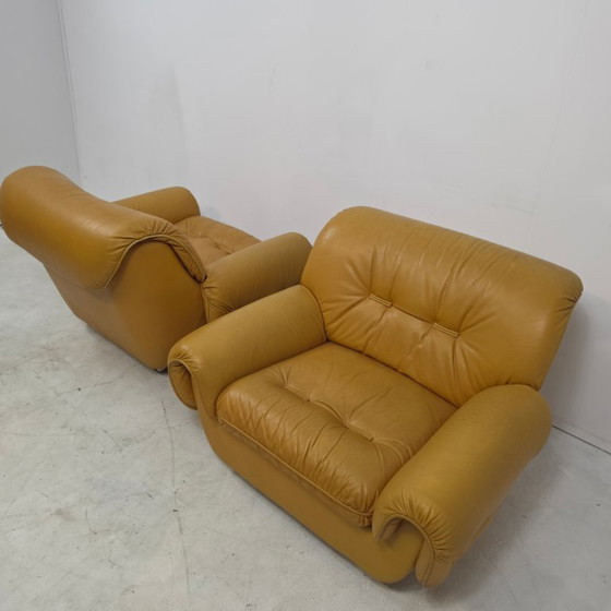 zona salotto di design italiano anni '70, era spaziale, brutalista, giallo ocra. – Sofà, Leather (photo 11 of 13)