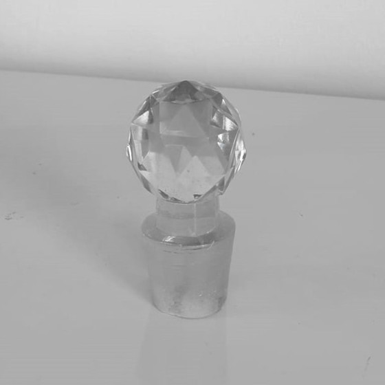 Image 1 of LICORERA O BOTE DE CRISTAL TALLADO DE COLOR LILA