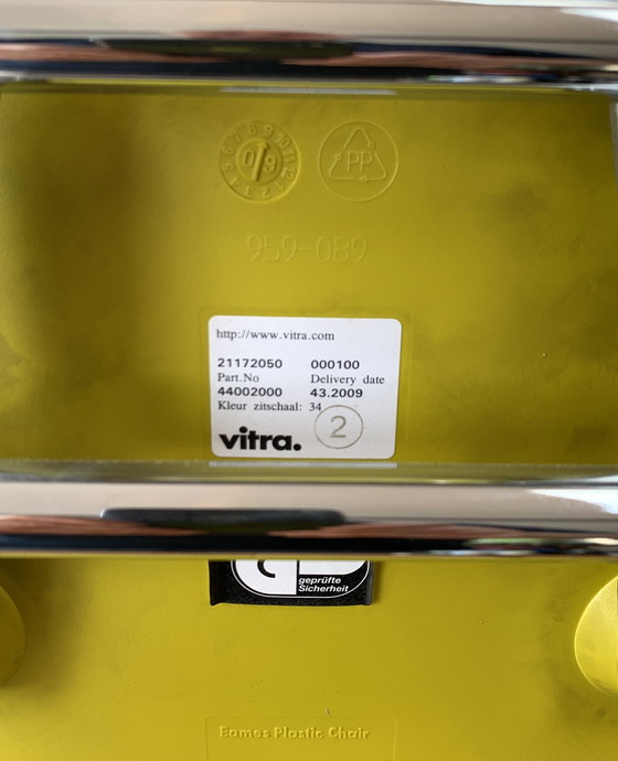 Image 1 of Chaise Vitra - Chaise d'appoint Eames en plastique RE DSS-N - Empilable (20 Disponible)