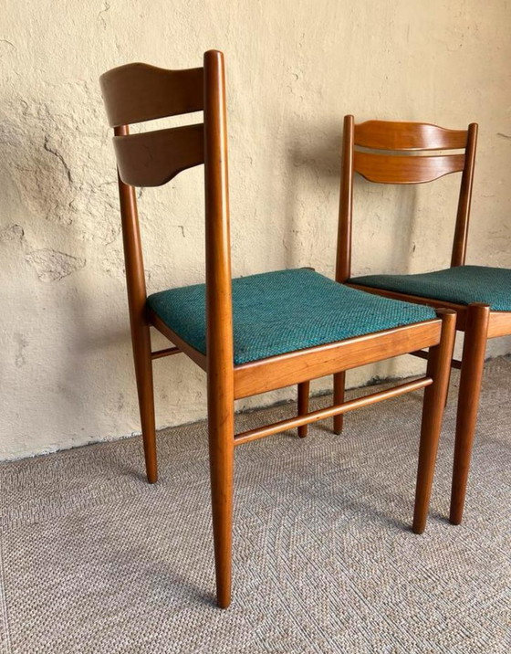 Image 1 of Deux chaises de salle à manger vintage avec revêtement bleu pétrole