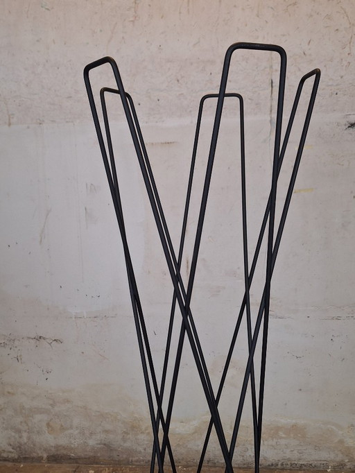 Cascando Black Metal Coat Stand – Geometric Minimalist Design