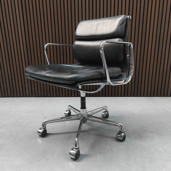 Image 1 of Herman Miller Eames EA217 - Pelle nera vintage