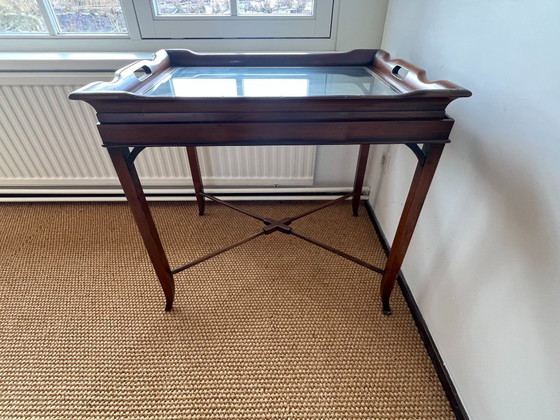Image 1 of Antieke bijzettafel met afneembaar glazen dienblad