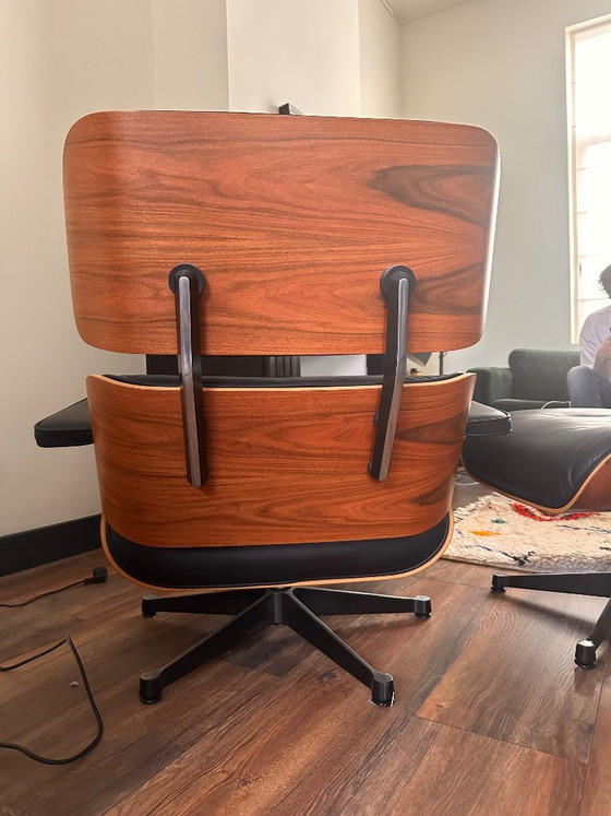Image 1 of Le fauteuil et le repose-pieds Eames | Charles & Ray Eames