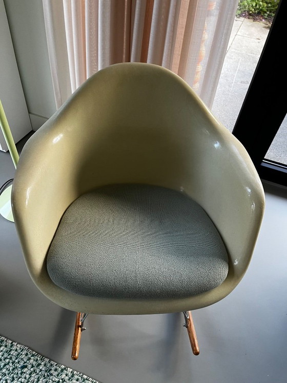 Vitra fiberglass rocking chair – Metal (photo 5 of 9)