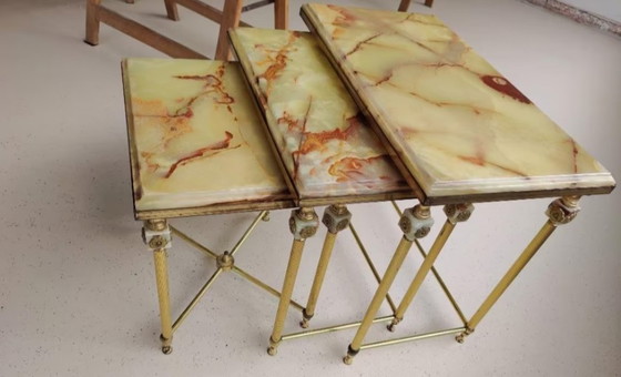 Image 1 of 3 antieke nesttafels met Onyx dienblad