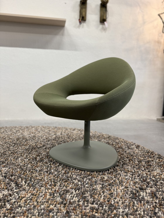 Image 1 of 2 Artifort Shark Draaifauteuils Kvadrat stof groen 