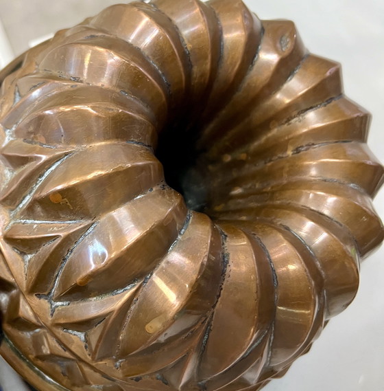 Image 1 of Collection de moules à pâtisserie anciens en cuivre – gâteau Bundt, poisson et homard – datant du début du XXe siècle.