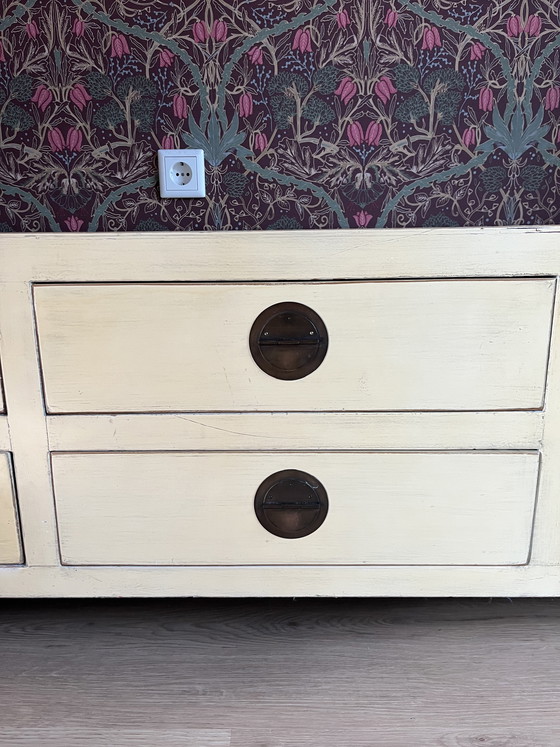 Image 1 of Chinesischer Schrank / Sideboard