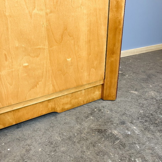 Image 1 of Cassettiera di metà secolo, betulla fiammata, anni '50, restaurata