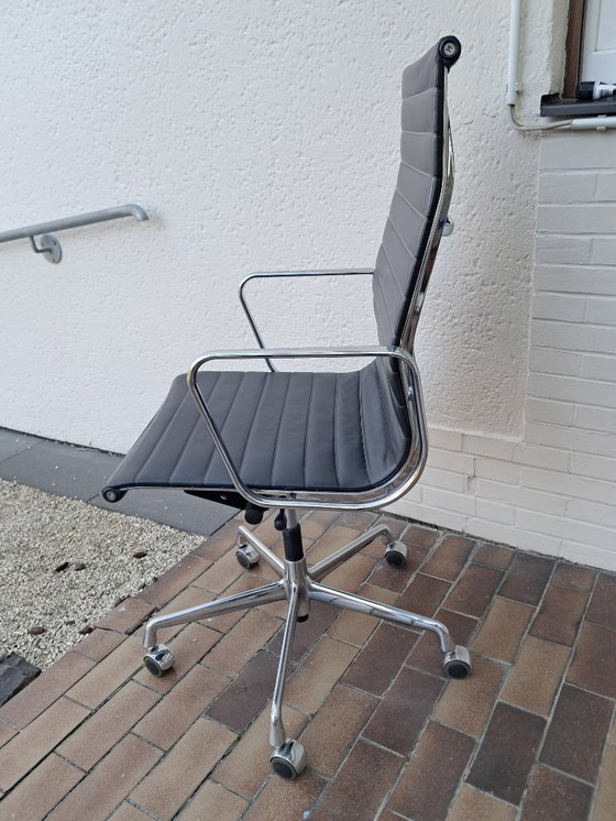 Image 1 of Vitra Eames Alu Chair, pelle