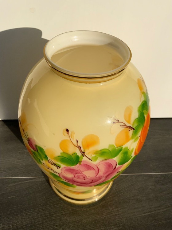 Image 1 of Grande vaso in opalino di uranio, decoro floreale Art Nouveau. Boemia