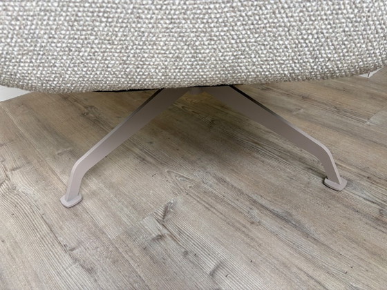 Poltrona con base girevole a quattro gambe e rivestimento in tessuto bouclé beige e grigio. – Sedie girevoli (photo 7 of 10)