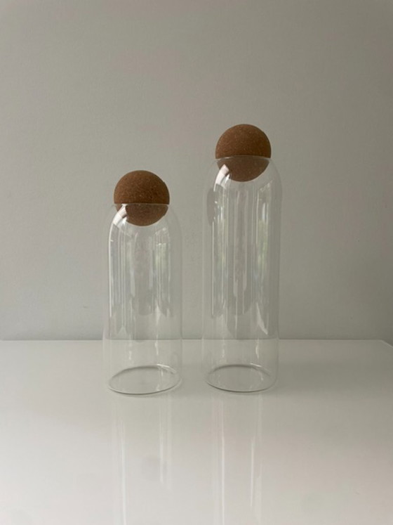 Image 1 of Juego de 2 tarros de cristal para almacenamiento con tapas abovedadas de corcho.