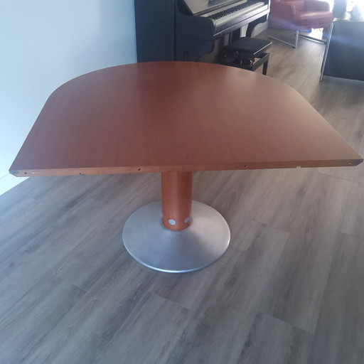 Diabolo dining table