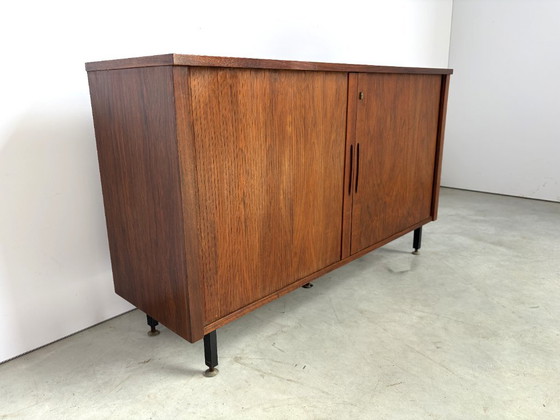 Credenza Mid-Century con ante a serrandina, anni '60 – Credenze con vetrina, Metallo, Legno (photo 7 of 10)