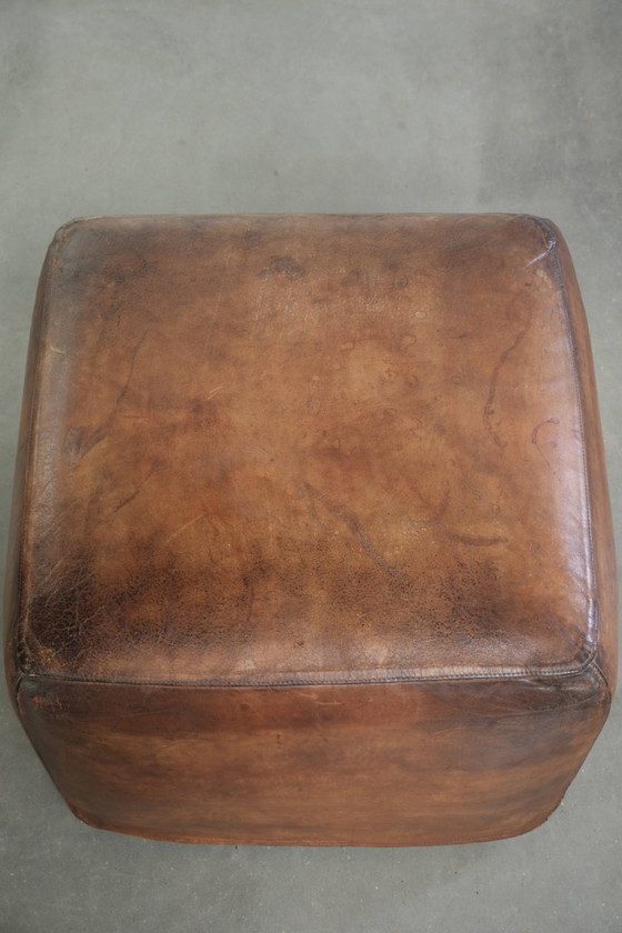 Einzigartiger und großer Design-Hocker/Fußhocker aus Schafsleder mit einer sehr schönen Patina und (photo 6 of 11)