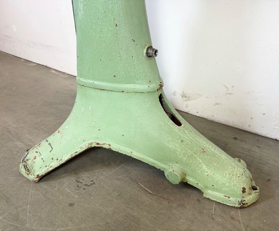 Image 1 of Mesa industrial verde de hierro fundido, década de 1960