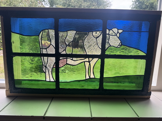 Image 1 of Vetrata colorata con motivo di mucca - realizzata a mano nella finestra della stalla