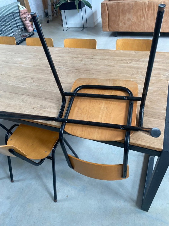 Image 1 of Vintage schoolstoelen met houten zitting en metalen frame