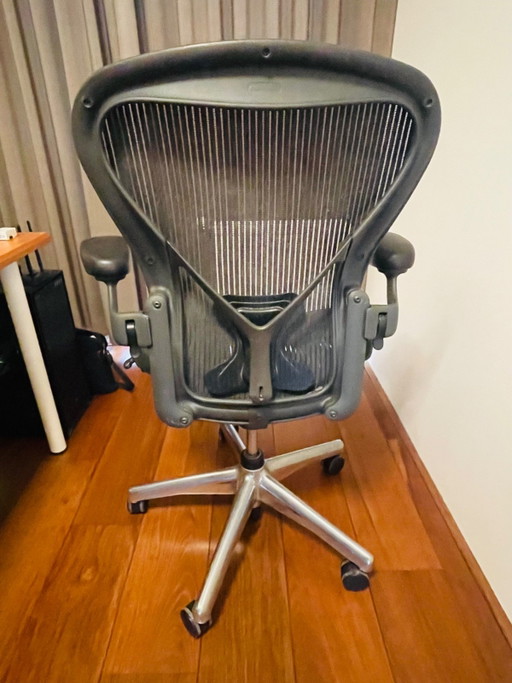 Original Herman Miller Aeron – Size B (Premium Aluminium Base)