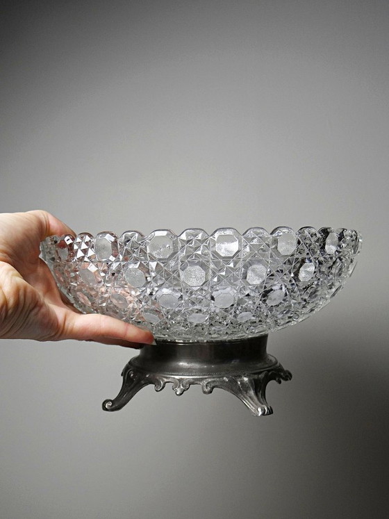 Image 1 of Bol antiguo de vidrio prensado con puntas de diamante, circa 1920-1950, sobre una base de peltre.
