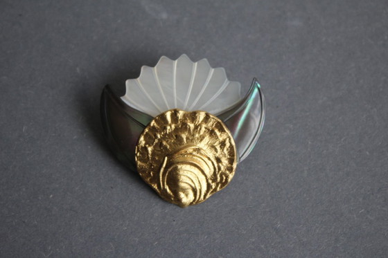Image 1 of Broche unique en nacre, coquille d'ormeau et feuille d'or – pièce artisanale unique.