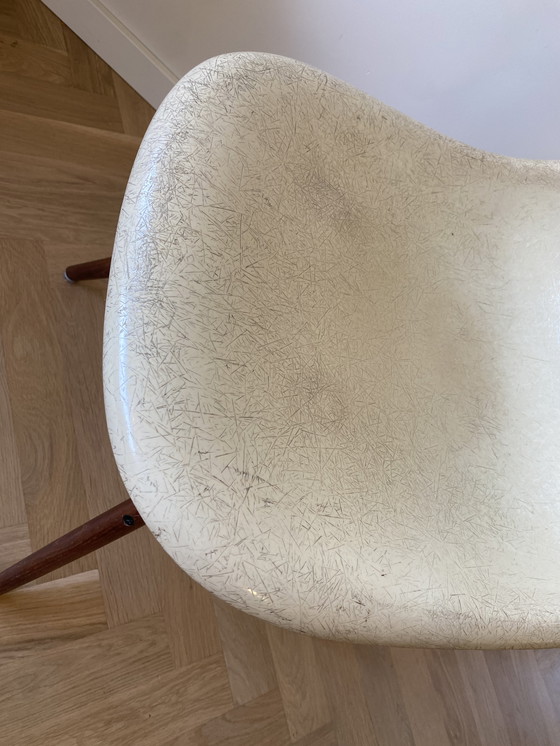 Image 1 of Eames glasvezel kuipstoel voor Herman Miller