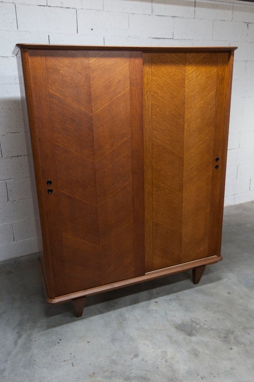 Jaren 30 kledingkast met schuifdeuren en een nieuw bovenblad