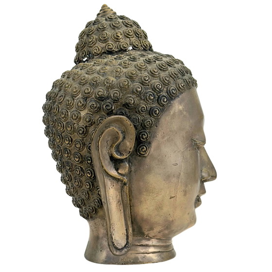 Patinated brass-bronze Buddha head in classic Thai Sukhothai style. – Sculpture, Vintage (photo 3 of 8)