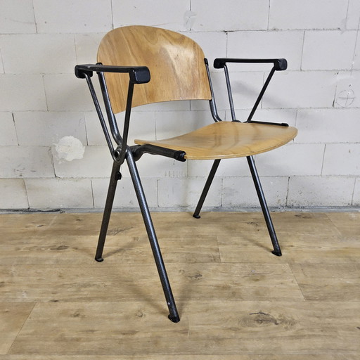 Sedia Katwijk con braccioli (impilabile) del progetto Vintage CAR Furniture