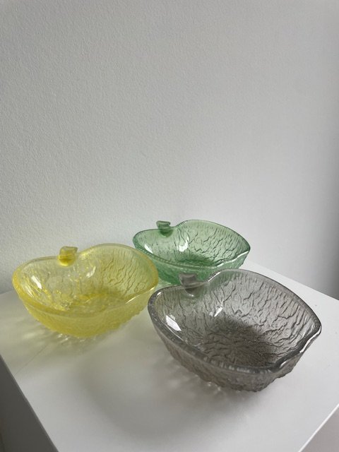 Image 1 of 3 X bols en verre vintage en forme de pomme de Covetro Italia