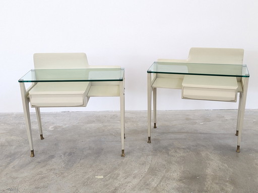 Table de nuit - Laiton, cristal, bois - Paire de tables de nuit, en bois laqué blanc, avec plateau en verre.