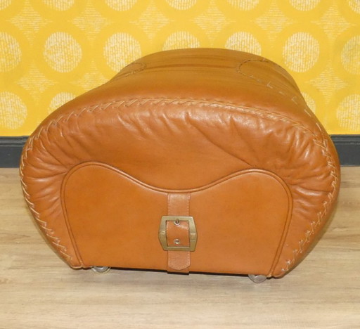 Hocker Baseball Stil Leder Cognac top Zustand retro vintage 70er Jahre Fußhocker Teil einer GARNITUR Ottomane karamell
