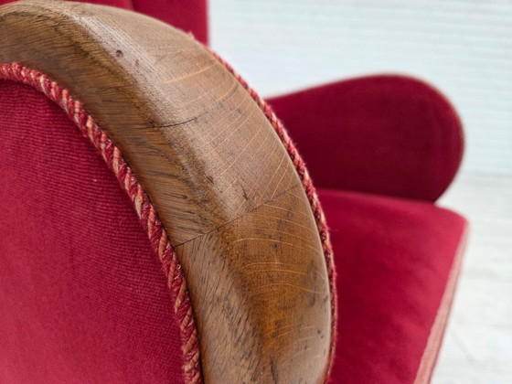 Image 1 of Fauteuil danois des années 1960, revêtement en velours rouge, bois de chêne.