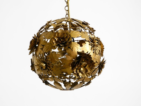Preciosa y singular lámpara de techo esférica de metal con diseño floral, estilo Regencia de los años 70. (photo 5 of 20)