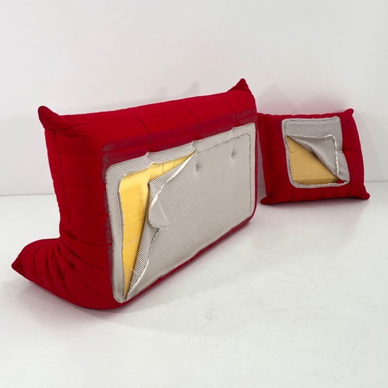 Image 1 of Divano a tre posti Togo rosso con pouf, disegnato da Michel Ducaroy per Ligne Roset, anni '70.