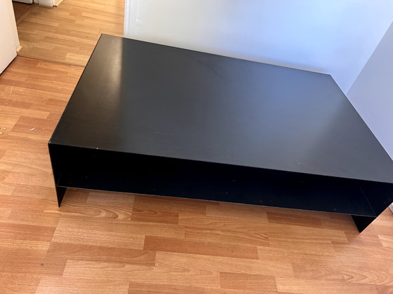 Image 1 of Mesa de centro de diseño de metal negro