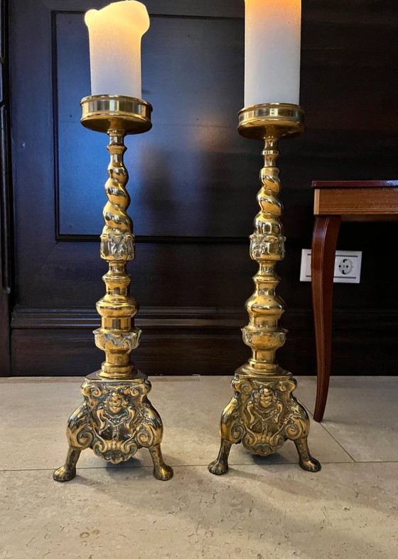 Image 1 of Set di 2 grandi candelieri da chiesa in ottone pesante con teste d'angelo - 51 cm