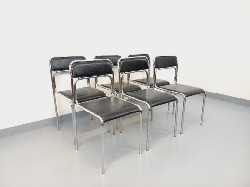 Suite de 6 chaises italiennes empilables vintage en métal chromé et skai noir des années 70 80