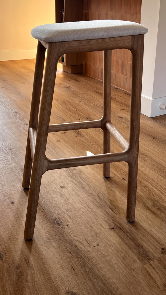 Image 1 of 2 tabourets de bar Rocco neufs – 79 cm – Chêne massif – Charlie Pommier