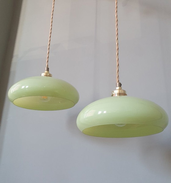 Image 1 of Ensemble de 2 suspensions vintage en verre opalin pastel vert/menthe.