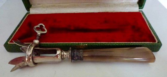 Image 1 of Instrument de service français ancien, appelé "manche à gigot" ou support de gigot d'agneau.