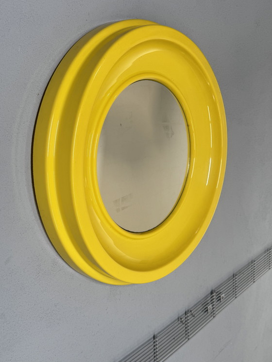 Image 1 of Ronde Gele Spiegel uit de Jaren 70 – in de stijl van Kartell space age 