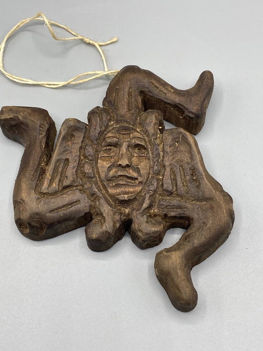Geschnitzte Trinacria aus Holz – Symbol Siziliens – Zum Aufhängen – decoratieve objecten, Wood, Metal